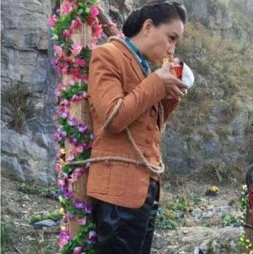 明星在树上吃饭,绿色生活新风尚